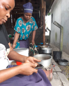 Fatuma Sadiki in ihrer Garküche nach dem Umzug an den neuen Standort 